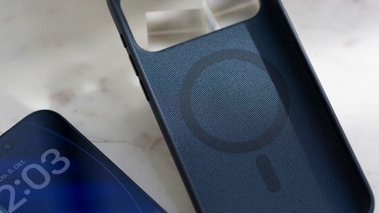 Das neue Case f&uuml;r die Pro Variante des iPhones ist mit dem neuen Funktionsgewebe gefertigt und geeignet zum Laden mit einem MagSafe-Ladeger&auml;t.