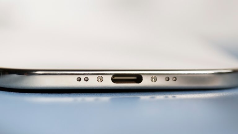 Detailansicht der Unterseite bei einem iPhone Air.