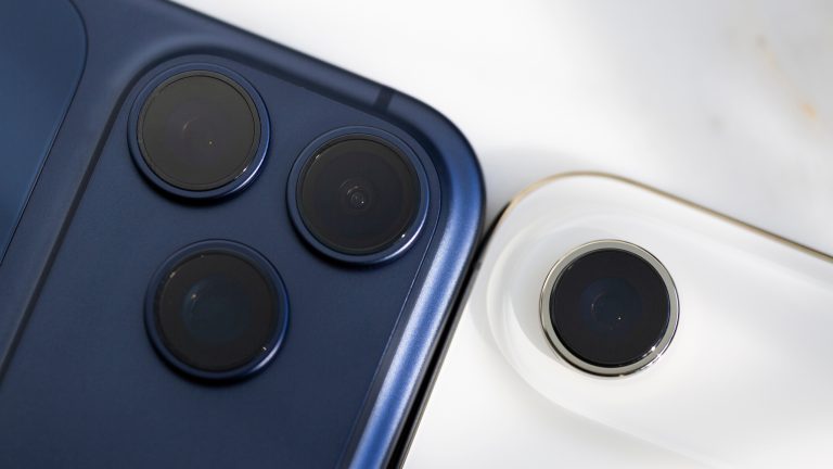 Detailansicht der Kameras bei einem iPhone 17 Pro Max und einem iPhone Air.