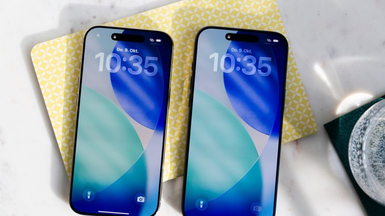 Das iPhone Air und das iPhone 17 Pro Max mit eingeschalteten Displays.