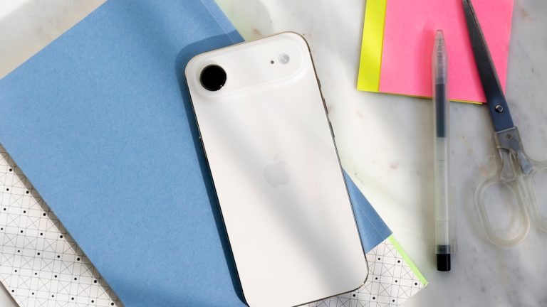 Ein iPhone Air in Gold liegt mit der R&uuml;ckseite nach oben auf einem Notizblock.