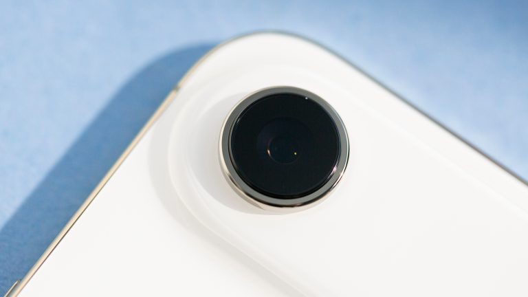 Detailansicht der einzelnen Kameralinse bei einem iPhone Air.