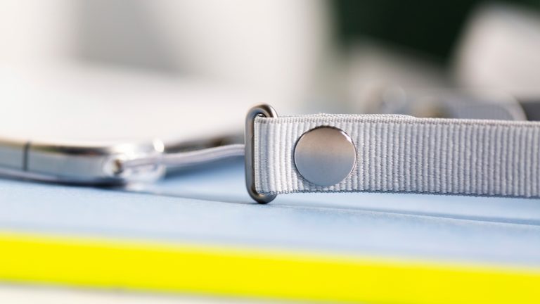 Detailansicht des Verschlusses der Trageschlaufe bei einem iPhone Air.
