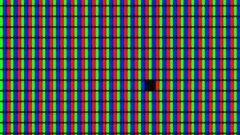 Stark vergrößerte Detailaufnahme von RGB-Subpixeln eines digitalen Displays.