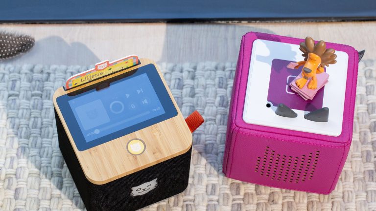Bild von einer Tigerbox Touch, die neben einer Toniebox steht.
