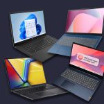 Freisteller von vier Laptops vor blauem Grund.