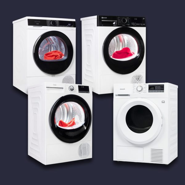 Vier freigestellte Wärmepumpentrockner auf einem schwarzen Hintergrund.