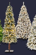 Vergleich, Die beliebtesten künstlichen Weihnachtsbäume mit Beleuchtung 2025 Künstliche Weihnachtsbäume mit Beleuchtung freistehend vor schwarzem Hintergrund