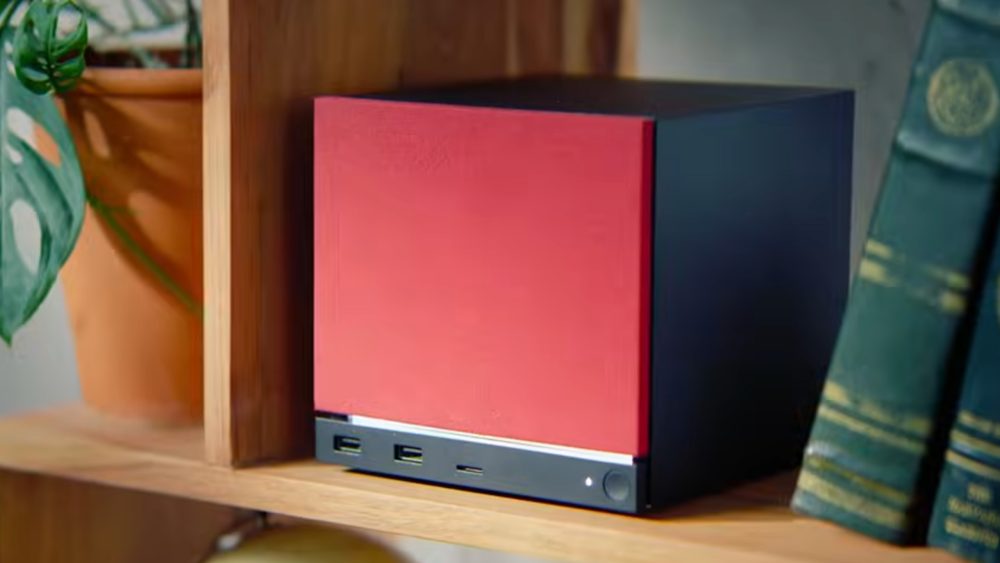 Nahaufnahme der Steam Machine in einem B&uuml;cherregal.