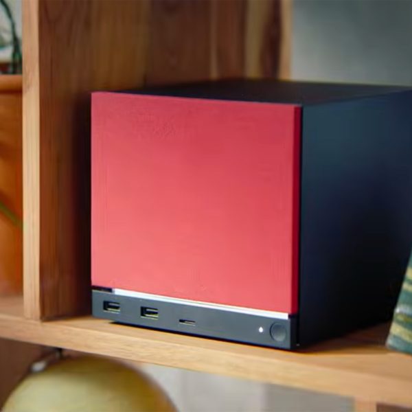 Nahaufnahme der Steam Machine in einem Bücherregal.