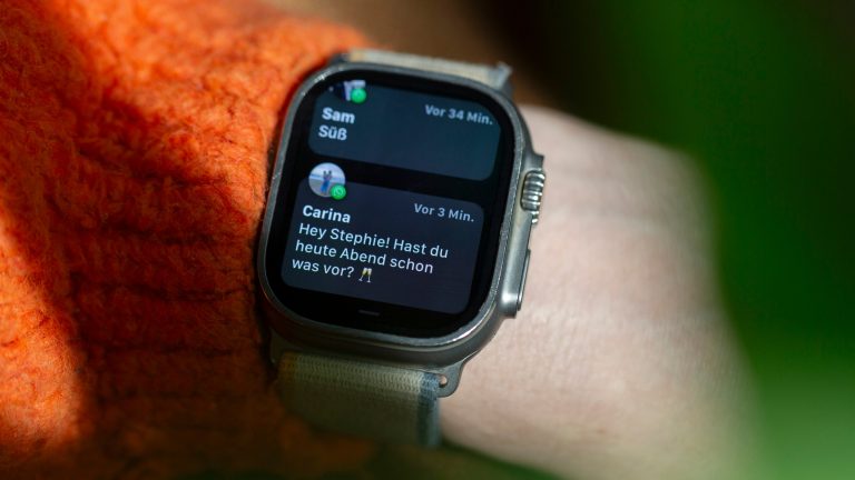 Detailaufnahme einer Apple Watch Ultra 2 mit ge&ouml;ffnetem WhatsApp-Chatverlauf.