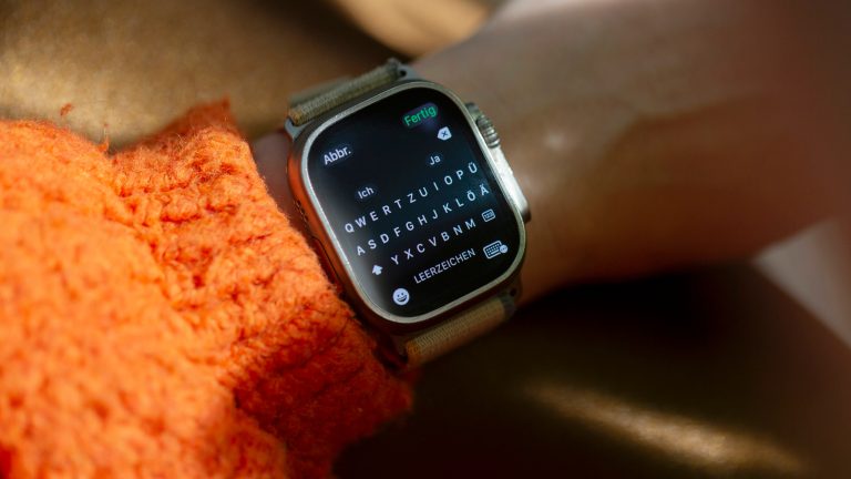 Auf einer AppleWatch Ultra 2 ist die Tastatur zum Antworten in der WhatsApp-App ge&ouml;ffnet.