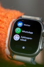 Auf einer AppleWatch Ultra 2 ist die App-Ansicht ge&ouml;ffnet. Zu sehen ist die WhatsApp-App.