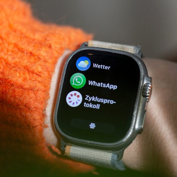 Auf einer AppleWatch Ultra 2 ist die App-Ansicht ge&ouml;ffnet. Zu sehen ist die WhatsApp-App.