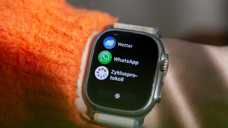 Auf einer AppleWatch Ultra 2 ist die App-Ansicht ge&ouml;ffnet. Zu sehen ist die WhatsApp-App.