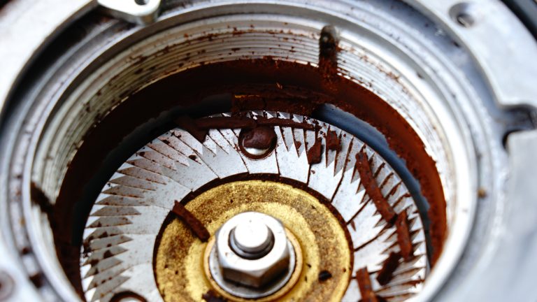 Das Kegelmahlwerk einer Kaffeem&uuml;hle in einer Nahaufnahme.