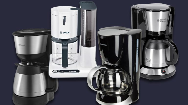 Vier Modelle von Filterkaffeemaschinen freigestellt auf schwarzem Hintergrund