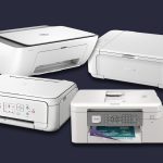 Vier Multifunktionsdrucker in wei&szlig;, freigestellt in Vierecksformation angeordnet und vor dunklem Hintergrund.