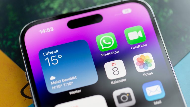Nahaufnahme eines iPhones, auf dem das WhatsApp-Icon auf dem Homescreen zu sehen ist.