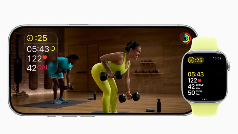 Ein iPhone im Querformat und eine Apple Watch, die ein Krafttraining und die aktuellen Gesundheitsdaten einer ausf&uuml;hrenden Person zeigen.