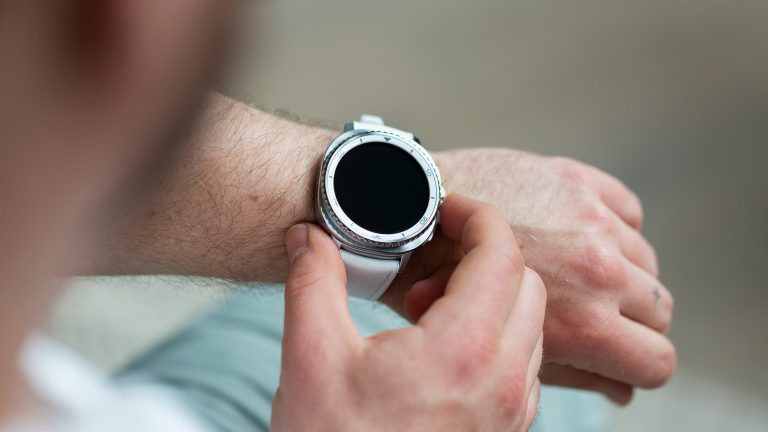 Eine Person bedient ihre Samsung Galaxy Watch 8 Classic, die sie am linken Handgelenk tr&auml;gt.