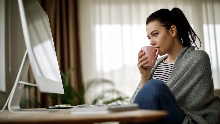 Verspannte Muskeln geh&ouml;ren im Winter im Homeoffice leider oft dazu. Langes Sitzen, wenig Bewegung und k&uuml;hle Temperaturen belasten vor allem R&uuml;cken, Schultern und Nacken. Elektrische Heizkissen und W&auml;rmedecken schaffen hier gezielt Abhilfe, indem sie angenehme W&auml;rme genau dort liefern, wo sie gebraucht wird. Das f&ouml;rdert die Durchblutung, l&ouml;st Verspannungen und steigert sp&uuml;rbar das Wohlbefinden w&auml;hrend der Arbeit.