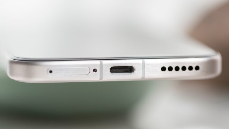 Detailansicht der Unterseite bei einem Honor Magic 8 Pro.