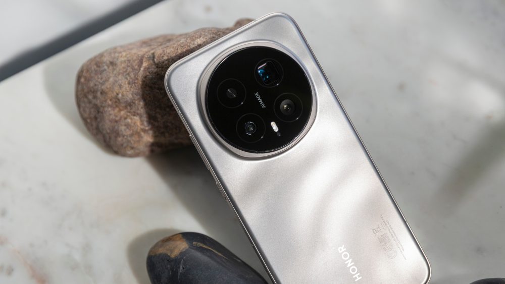R&uuml;ckseite eines Honor Magic 8 Pro, das angelehnt an ein paar Steine ist.