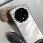 R&uuml;ckseite eines Honor Magic 8 Pro, das angelehnt an ein paar Steine ist.