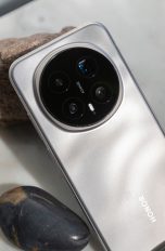 Honor Magic 8 Pro, Das Smartphone, dass es zu schlagen gilt Rückseite eines Honor Magic 8 Pro, das angelehnt an ein paar Steine ist.