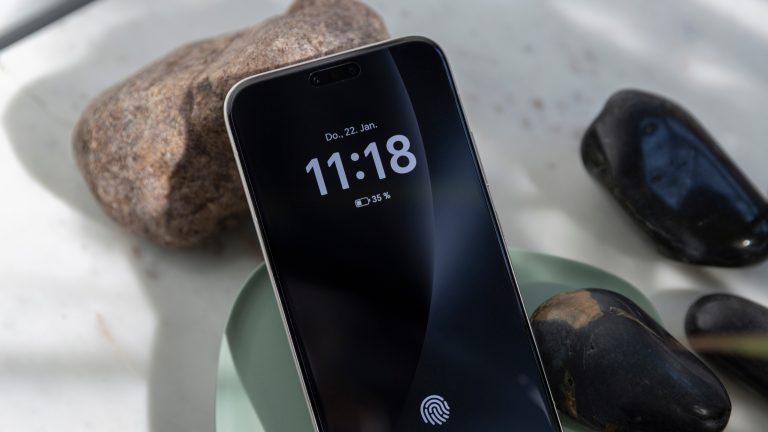 Ansicht des Always-on-Displays bei einem Honor Magic 8 Pro, das an Steine gelehnt ist.