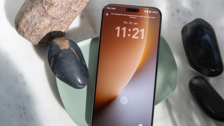 Frontansicht des Honor Magic 8 Pro, auf dem der Sperrbildschirm zu sehen ist.