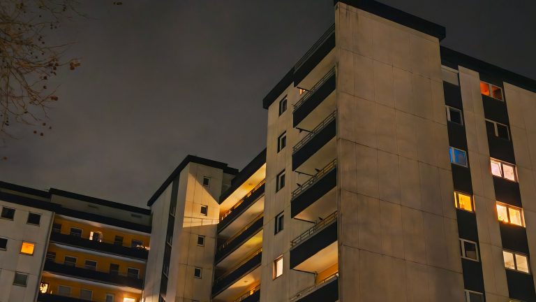 Beispielfoto von einem Hochhaus, mit Zoom aufgenommen von einem Honor Magic 8 Pro.