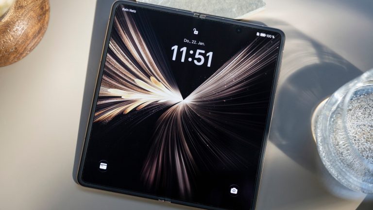Ein Honor Magic V5 mit aufgeklapptem Display, auf dem der Sperrsbildschirm zu sehen ist.
