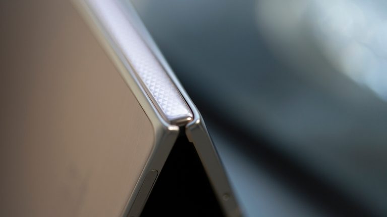 Detailansicht des Scharniers eines Honor Magic V5.