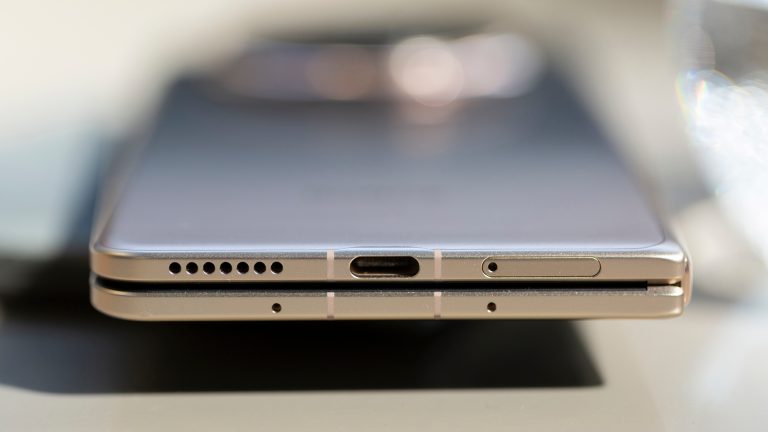 Detailansicht von der Unterseite eines zusammengeklappten Honor Magic V5.