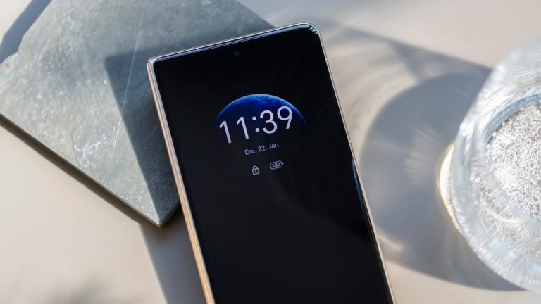 Blick auf das Au&szlig;endisplay bei einem Honor Magic V5.