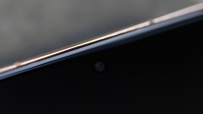 Die Frontkamera bei einem Honor Magic V5 in der Nahaufnahme.