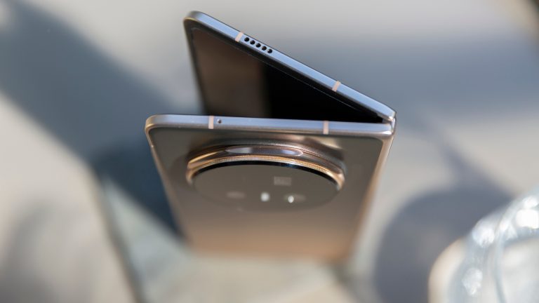 Ein Honor Magic V5 steht aufgeklappt auf einem Tisch.