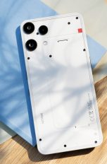 Bild von einem Nothing Phone (3a) Lite, das auf einem Notizbuch auf einem Tisch liegt.