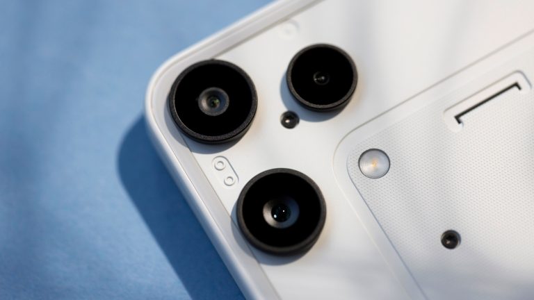Detailansicht der Kameralinsen bei einem Nothing Phone (3a) Lite.