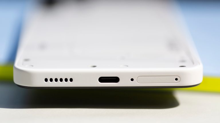 Detailansicht der Unterseite bei einem Nothing Phone (3a) Lite.