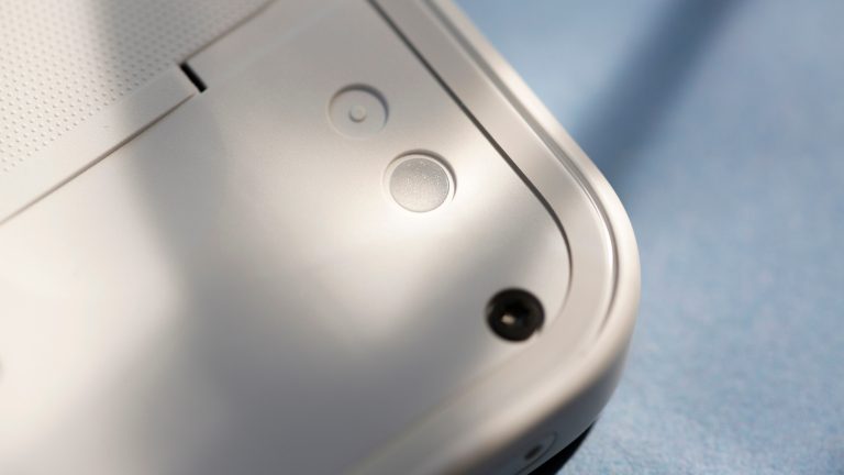 Smartphones unter 300 Euro, 5 günstige Handys Detailaufnahme vom Glyph-Light bei einem Nothing Phone (3a) Lite.