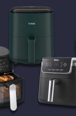 Vergleich, Die beliebtesten Airfryer Vier Heißluftfritteusen mit Einzelkammer als Freisteller vor blauem Grund.