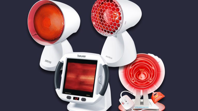 Freisteller von vier Infrarotlampen auf blauem Grund.