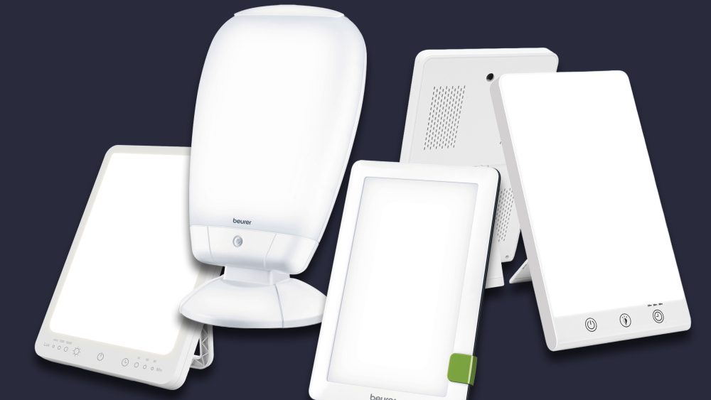 Vier Tageslichtlampen freigestellt vor einem dunklen Hintergrund.