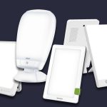 Vier Tageslichtlampen freigestellt vor einem dunklen Hintergrund.