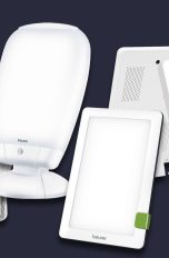 Vier Tageslichtlampen freigestellt vor einem dunklen Hintergrund.