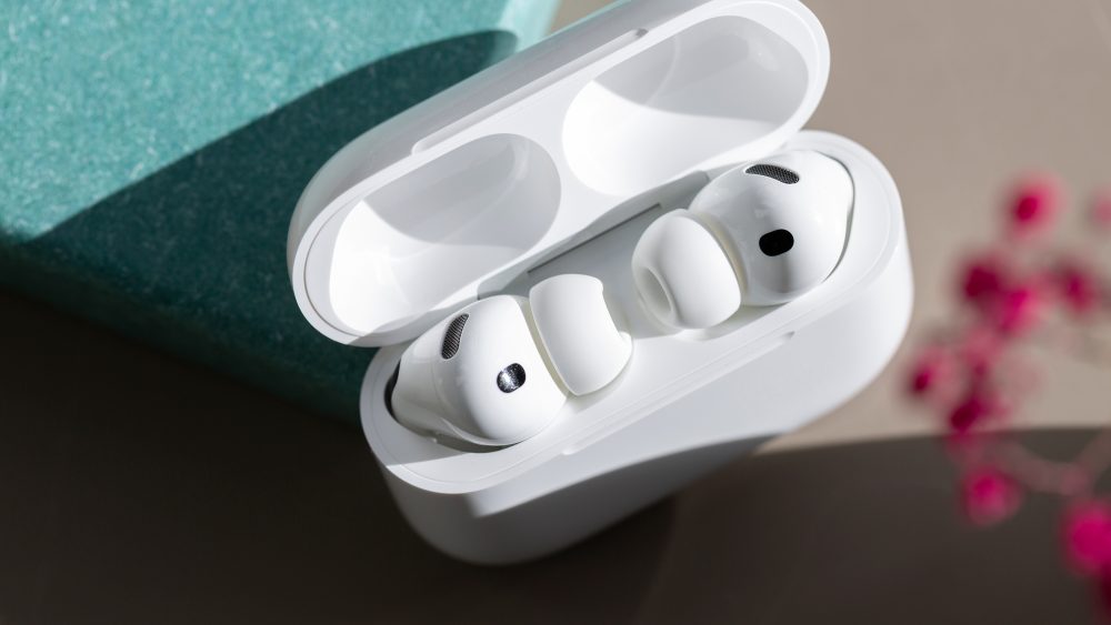 Bild von AirPods Pro in ihrem ge&ouml;ffneten Lade-Case.