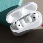 Bild von AirPods Pro in ihrem ge&ouml;ffneten Lade-Case.
